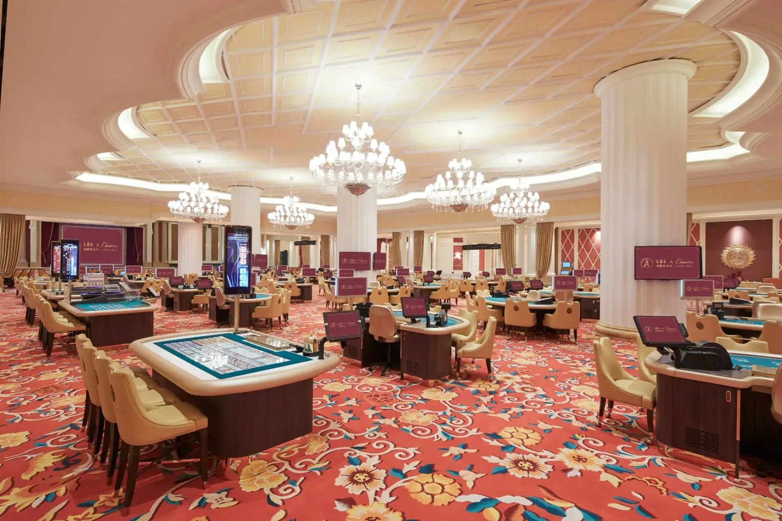 LES A Casino · 桌台游戏区