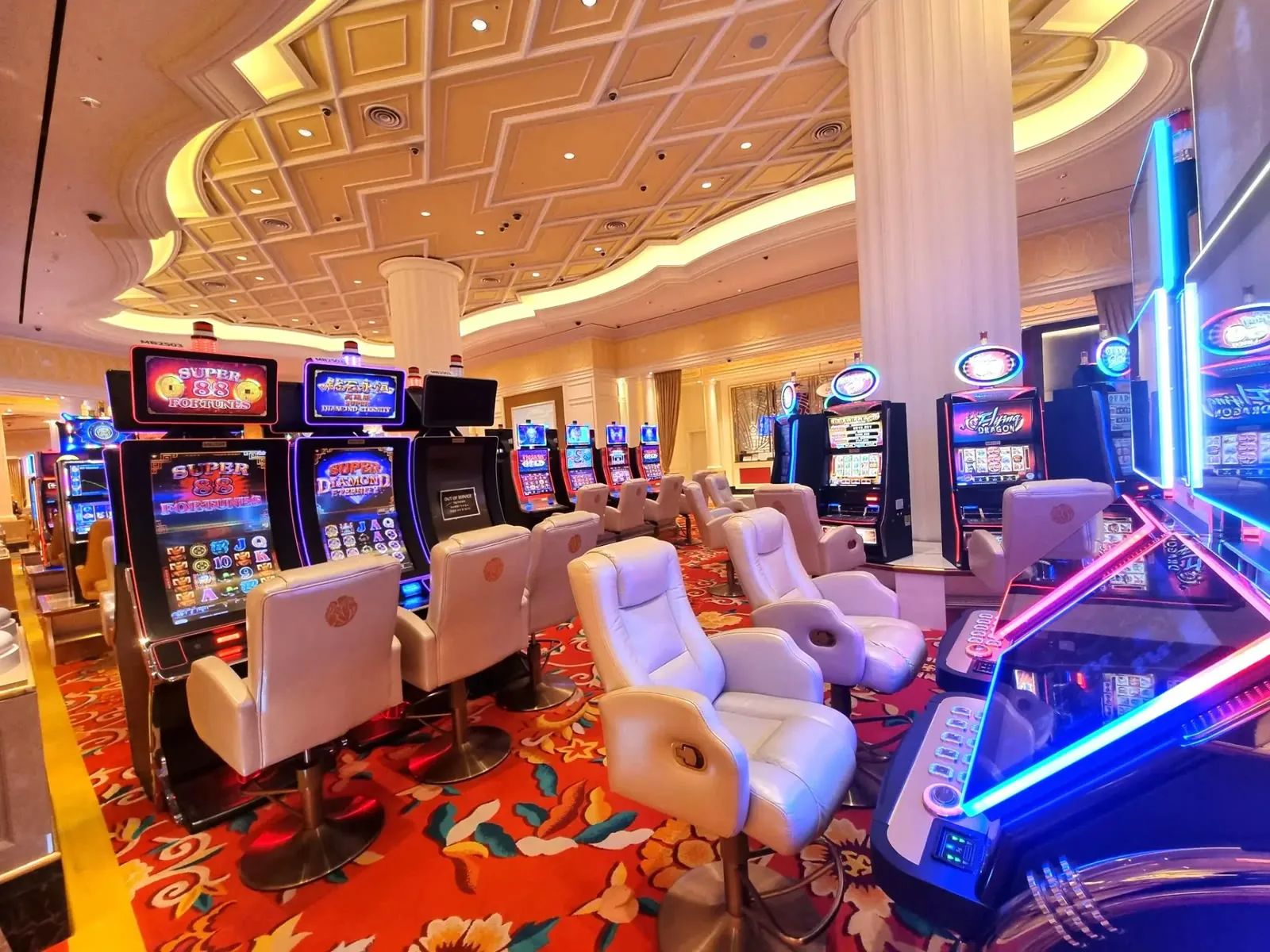 LES A Casino · 老虎机区